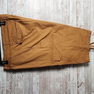George, Men's Gold bermuda short. In great condition, Sz 34